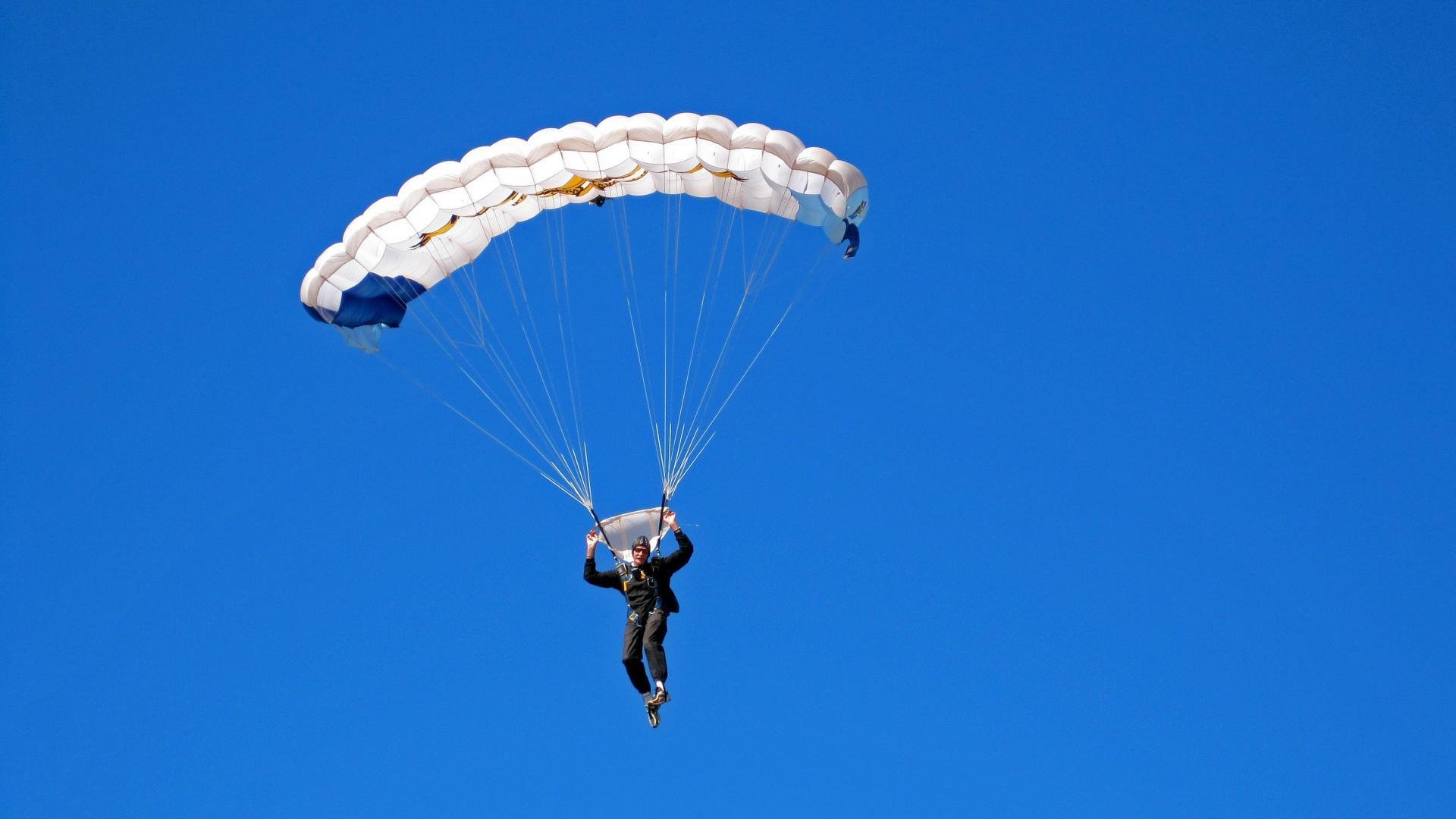 _魔幻夜光跑步赛：光影交织，燃爆夜晚_，夜光跑道